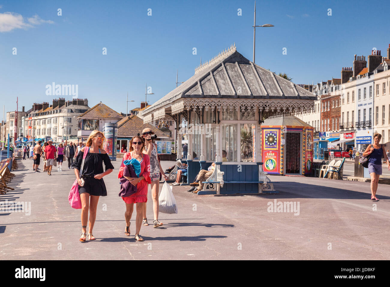 2 Juillet 2017 : Weymouth, Dorset, England, UK - Les visiteurs sur la promenade sur une chaude journée d'été en juillet. Banque D'Images