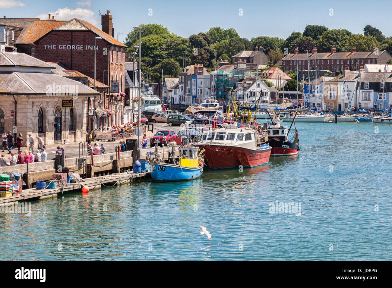 2 Juillet 2017 : Weymouth, Dorset, England, UK - La rivière Wey et le vieux quai sur un bel après-midi d'été ensoleillé. Banque D'Images