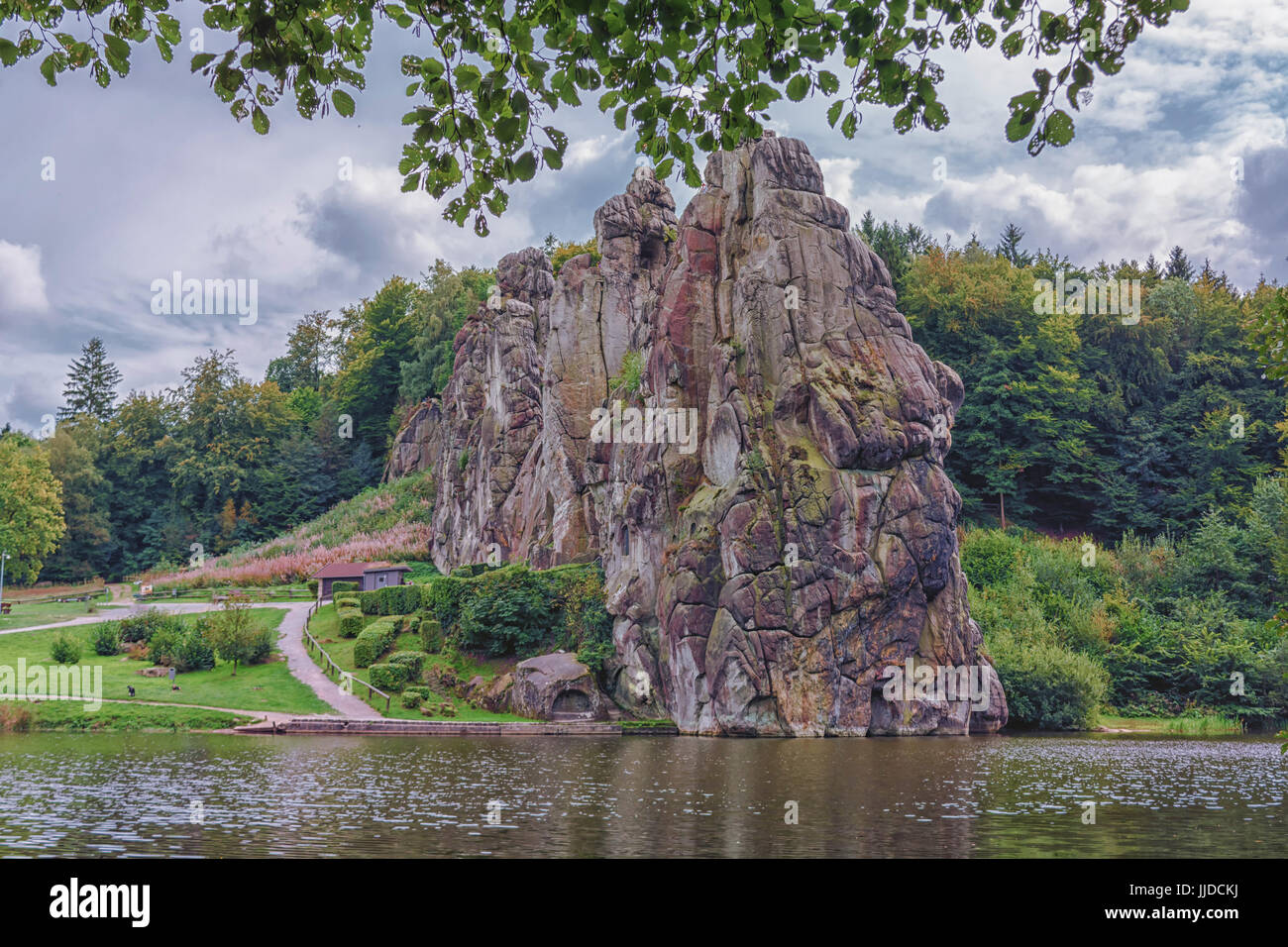 Les Externsteine, suppression de la formation rocheuse de grès dans la forêt de Teutoburg, l'Allemagne, en Rhénanie du Nord-Westphalie Banque D'Images