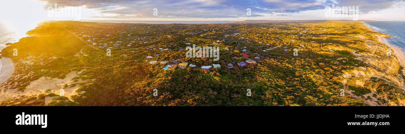 Panorama de l'antenne location appartement luxueux dans une luxuriante végétation côtière au coucher du soleil. Morningon Peninsula, Melbourne, Australie Banque D'Images