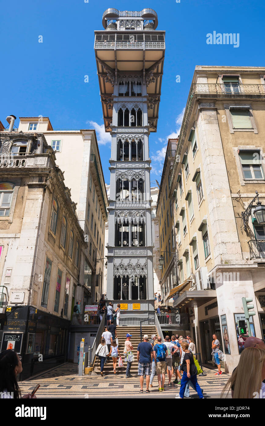 Lisbonne Elevador de Santa Justa, vue sur la Tour Eiffel-inspiré Elevador de Santa Justa de la Rua Aurea dans le quartier de Baixa de Lisbonne, Portugal. Banque D'Images