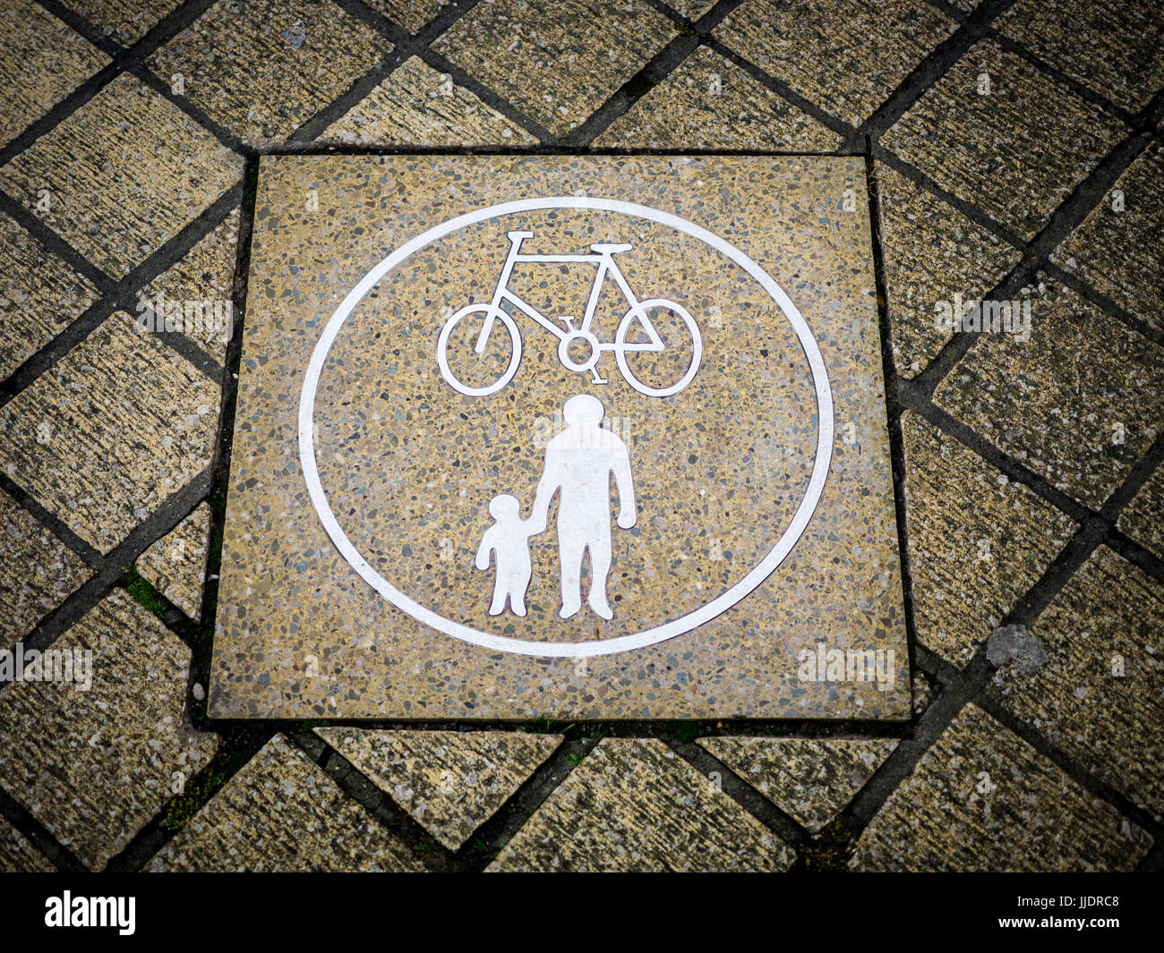 Piste cyclable partagée signe sur le trottoir Banque D'Images
