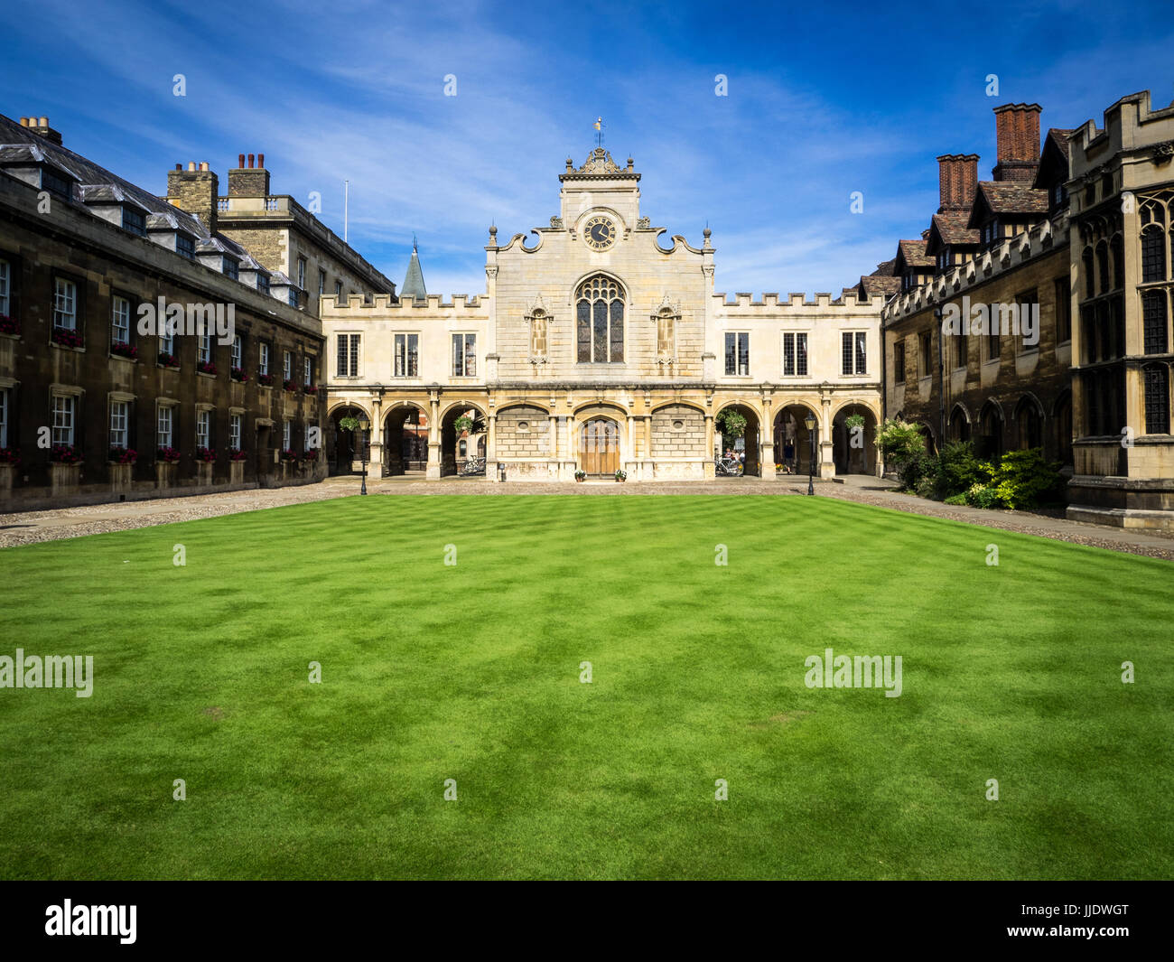 Cambridge - La Tour de l'horloge et pelouses de Peterhouse College, qui fait partie de l'Université de Cambridge. Le collège a été fondé en 1284. Banque D'Images