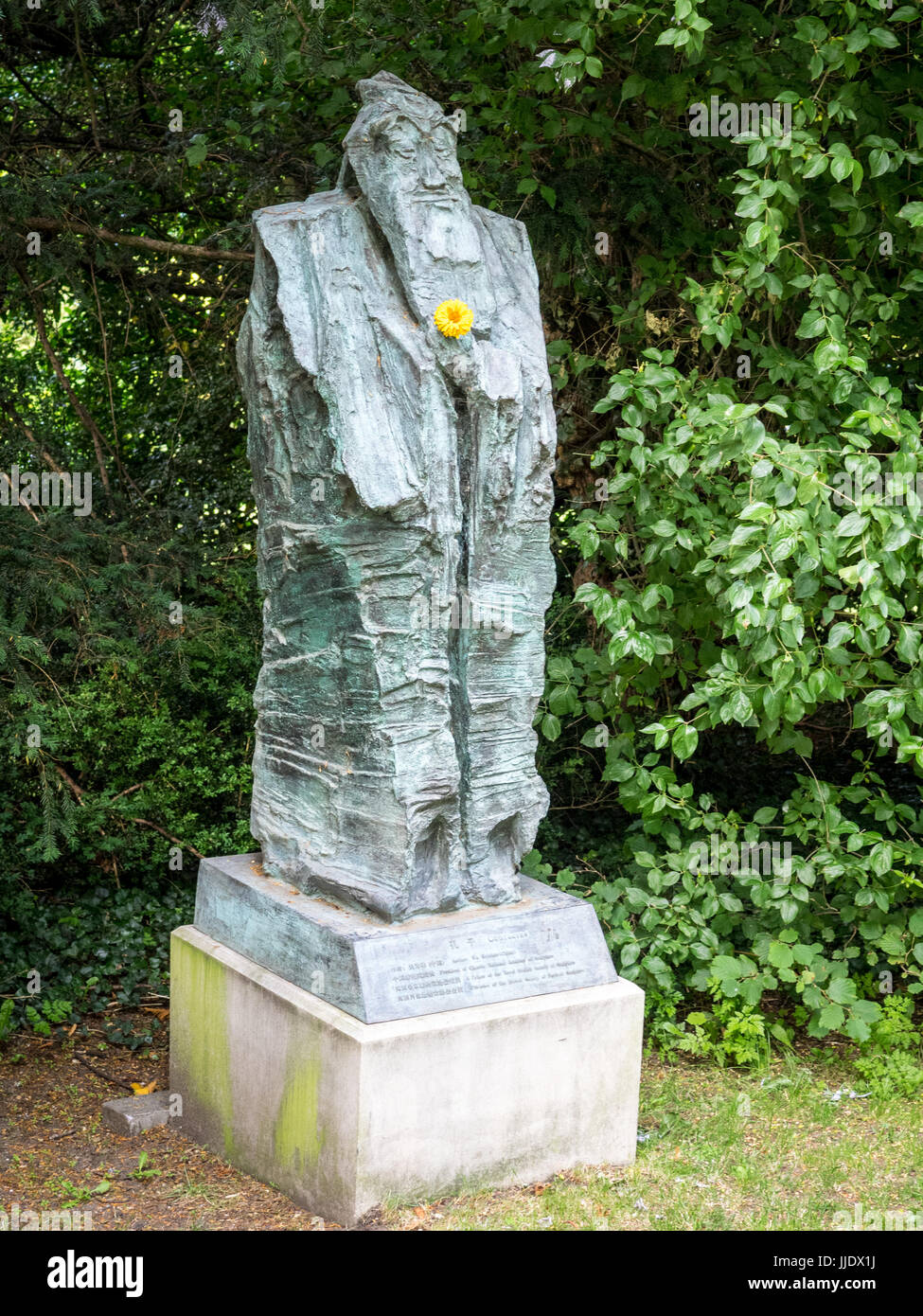 Statue de Confucius - artiste Wu Weishan - dans le parc de Clare College, qui fait partie de l'Université de Cambridge, Royaume-Uni Banque D'Images