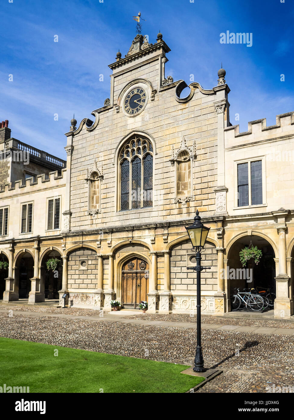 Cambridge - La Tour de l'horloge de Peterhouse College, qui fait partie de l'Université de Cambridge. Le collège a été fondé en 1284. Banque D'Images