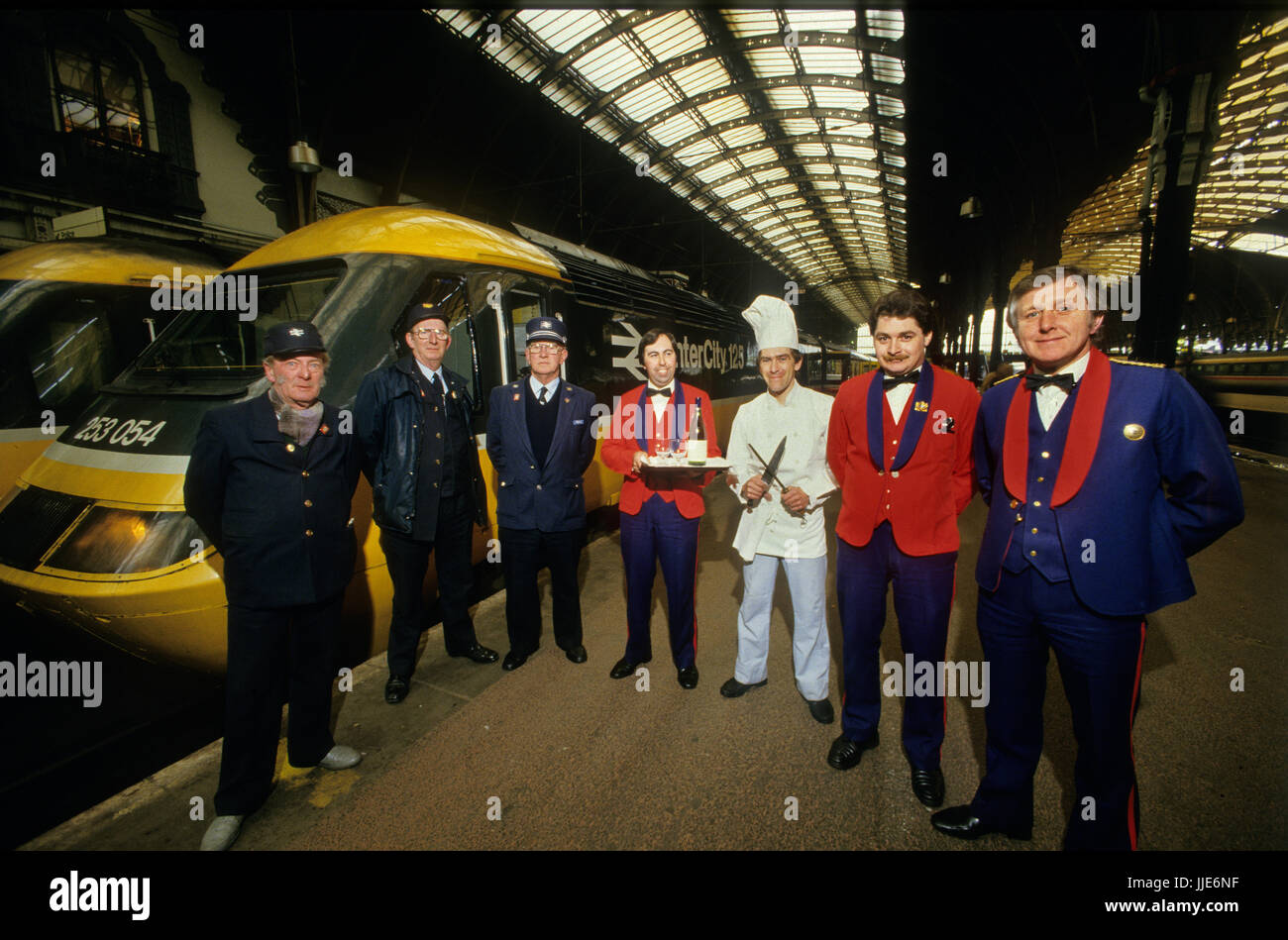 Train de la gare de Paddington à Penzance en 1985. British Rail train Intercity 125 photographié pour le Sunday Express Magazine avec la permission en 1985. Montrant première et deuxième classes billet et l'argent qui sert le déjeuner de service à bord cuit. Banque D'Images