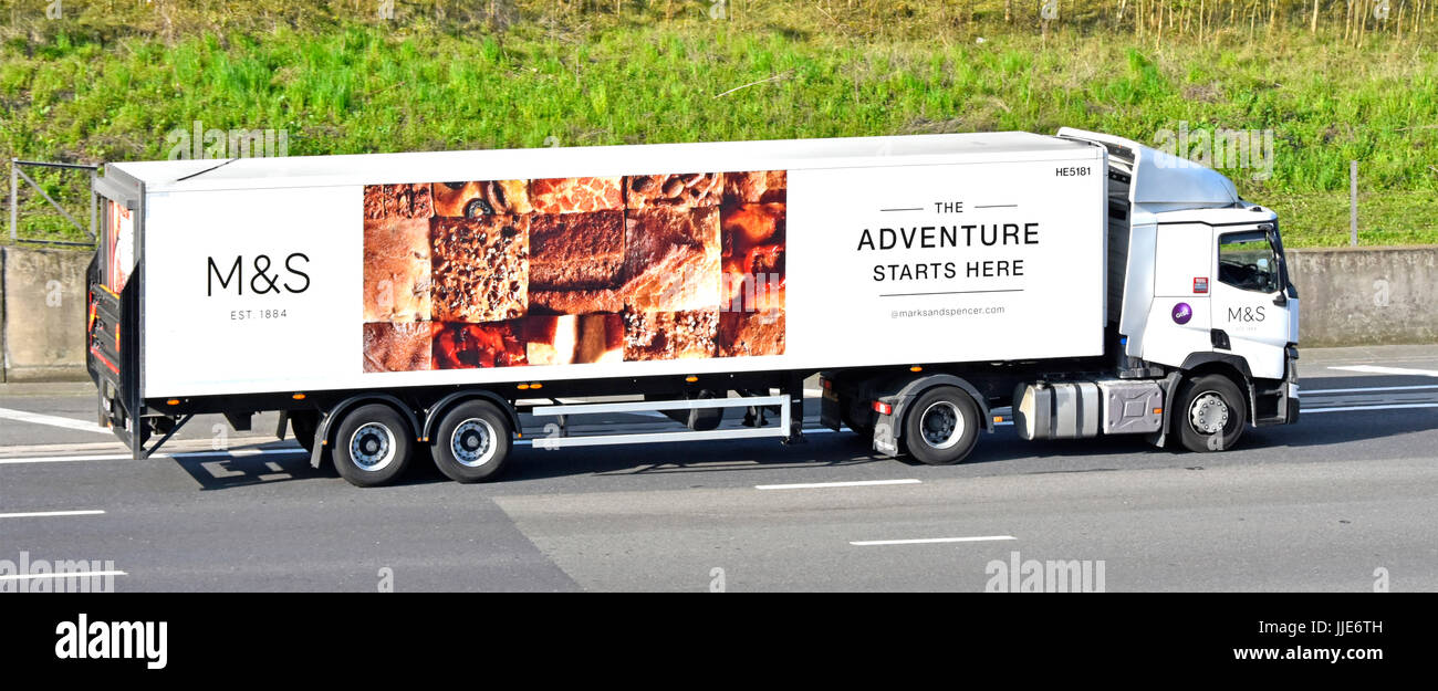 Camion Camion Poids Lourds Gist la logistique de la chaîne d'assurer la distribution de denrées alimentaires aux magasins M&S avec une remorque publicité produits pain Marks & Spencer au Royaume-Uni Banque D'Images