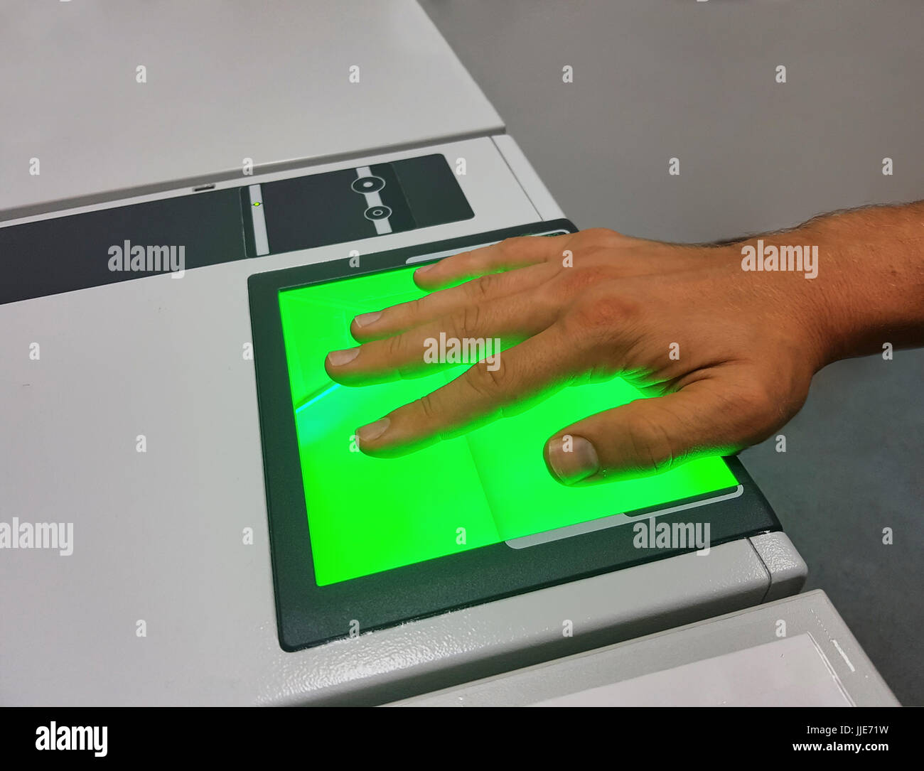 Un homme utilise un scanner d'empreintes digitales pour l'identification. La biométrie ou les concepts de cybersécurité. Banque D'Images