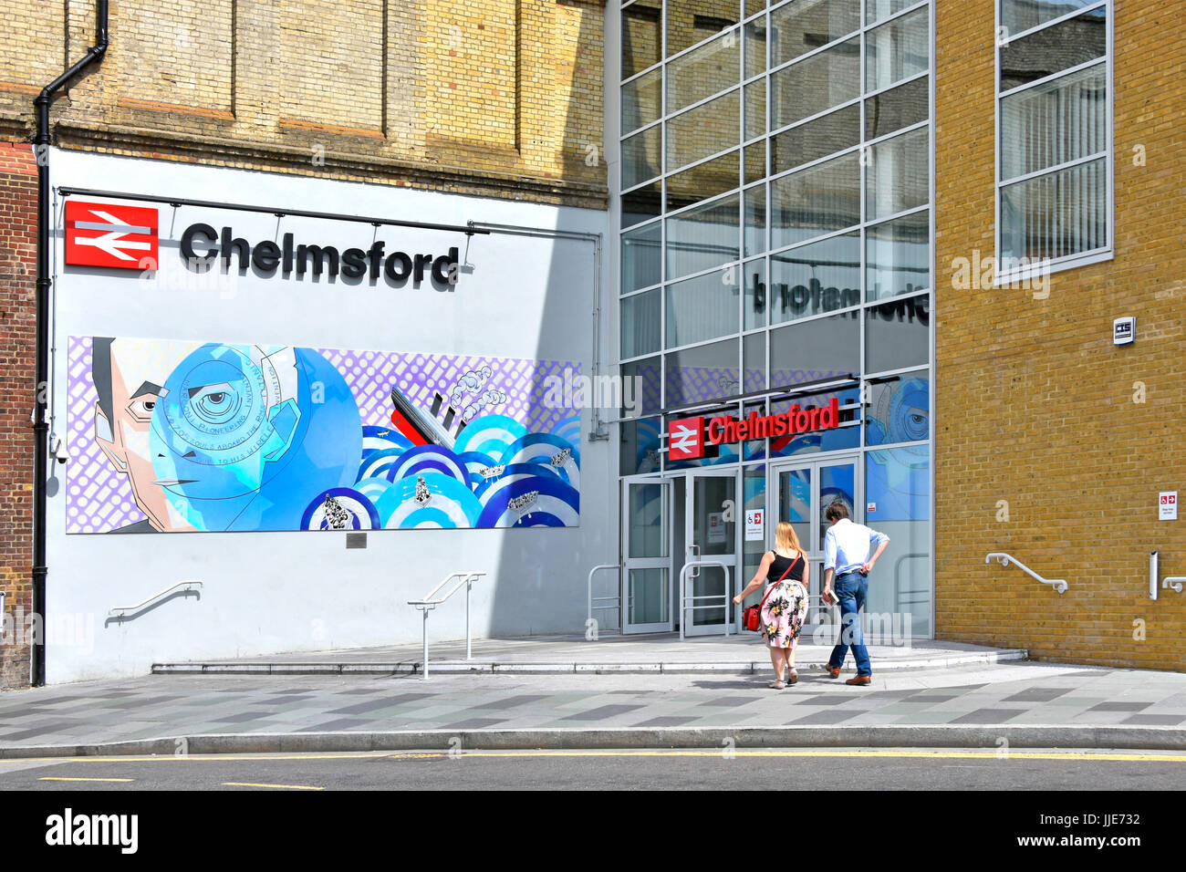 La gare de Chelmsford entrée de pistes de haut niveau et des plates-formes pour plus d'angliaservices Titanic Marconi murale sur mur Essex England UK Banque D'Images