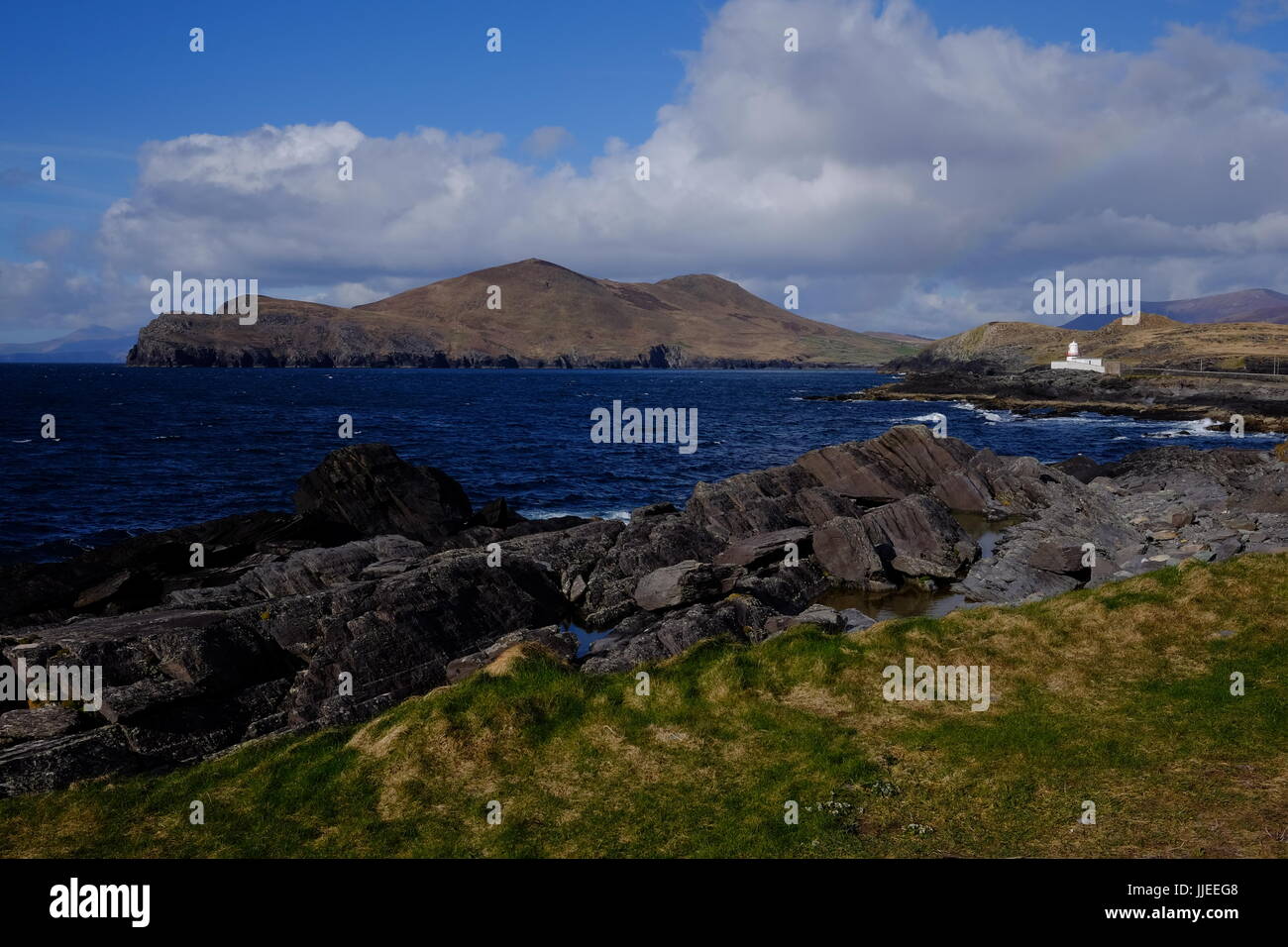 Le Valentia Island Lighthouse et le coatline robuste et les montagnes dans le comté de Kerry, Irlande Banque D'Images