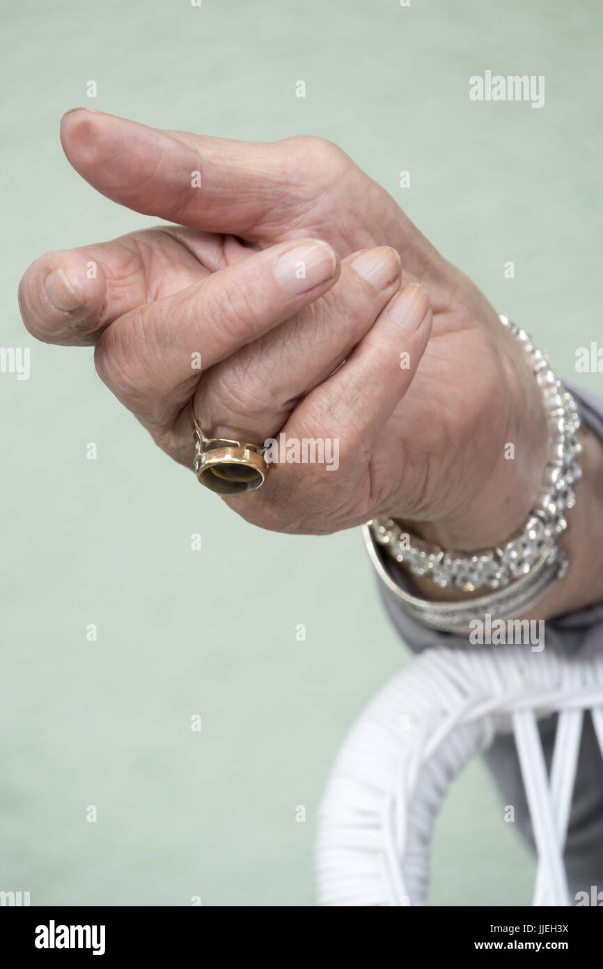 Berlin, Allemagne, la main d'une vieille dame de 90 ans Banque D'Images