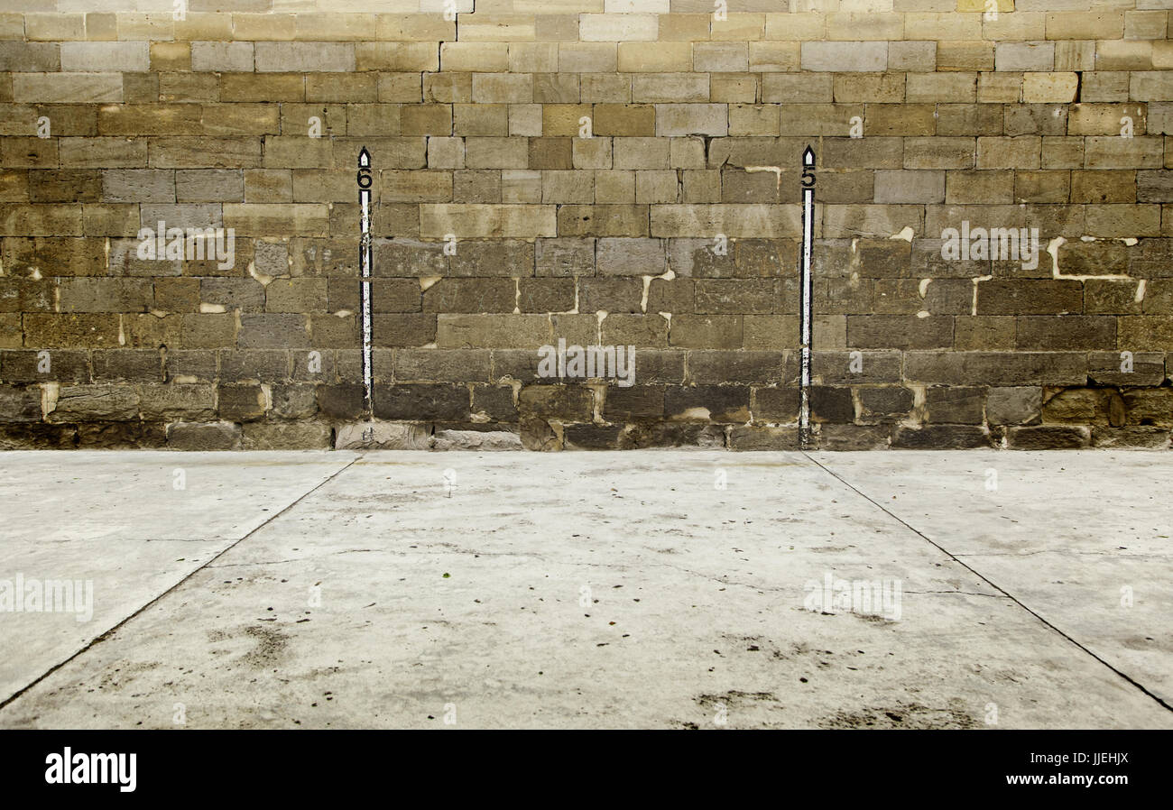 Vieux Mur d'un fronton en Espagne, main traditionnel sport boule Banque D'Images