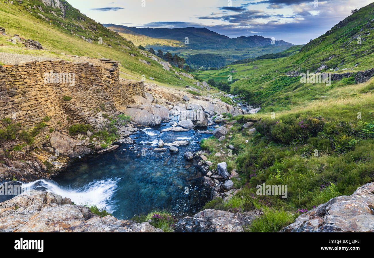 Scenic Mountain Creek Cascade dans le Parc National de Snowdonia Banque D'Images