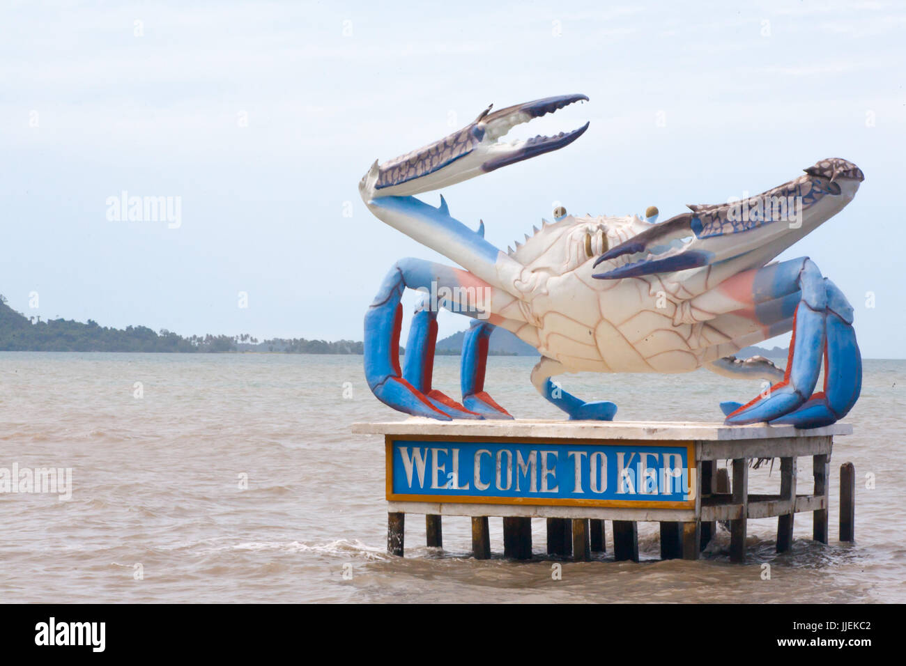 Bienvenue au crabe de Kep au Cambodge statue côte mer avec griffe bleu chela Banque D'Images