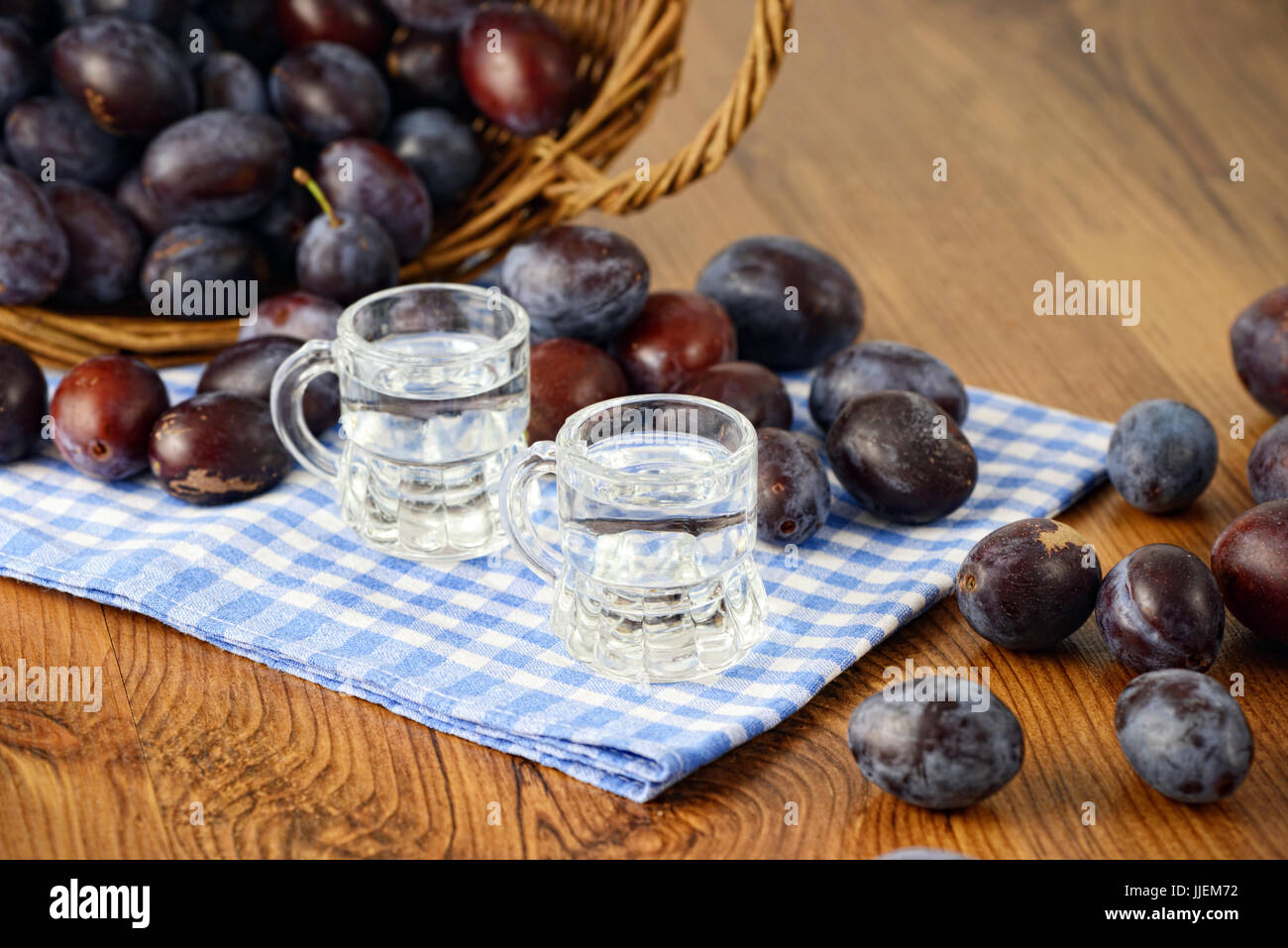 Liqueur de prune traditionnelle avec une décoration rustique Banque D'Images