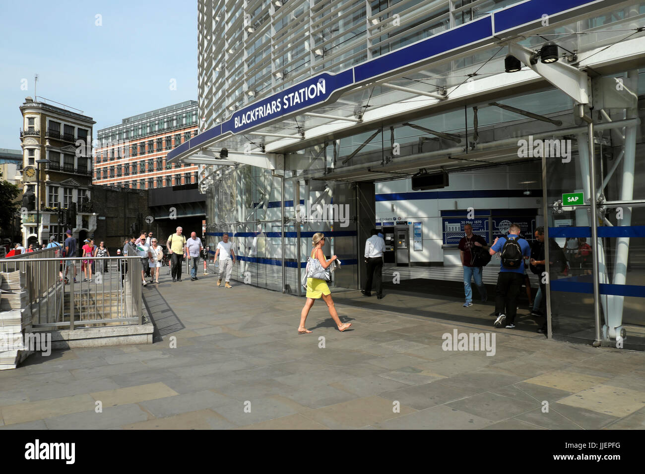 Les gens qui marchent à l'extérieur de la station de Blackfriars extérieur en été à Londres UK KATHY DEWITT Banque D'Images