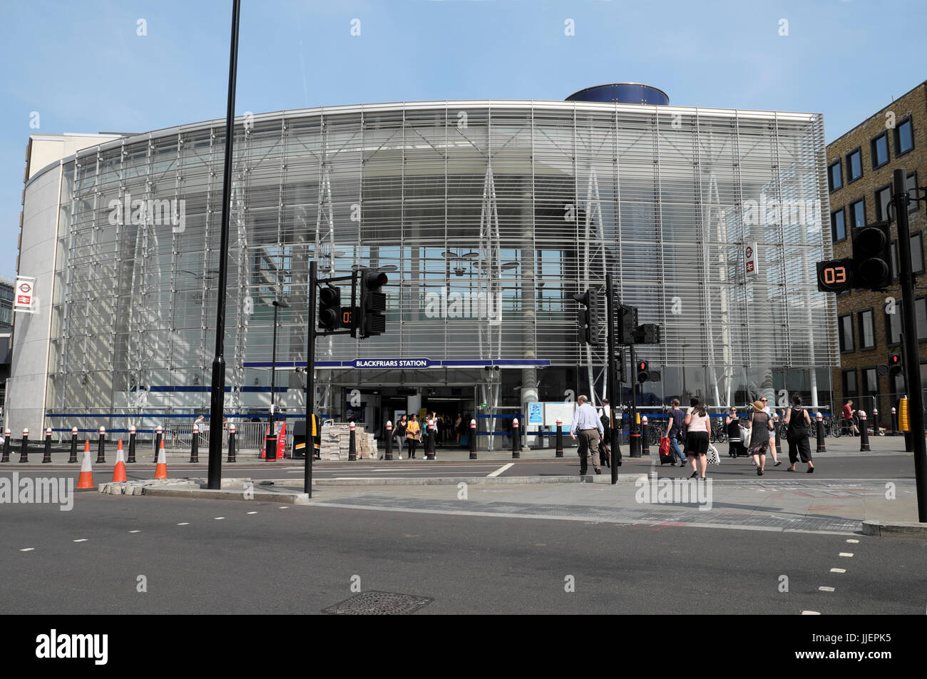Les gens à l'extérieur de la gare de Blackfriars extérieur en été à Londres UK KATHY DEWITT Banque D'Images