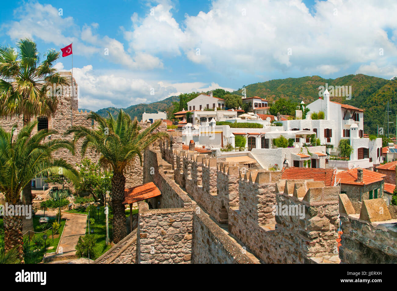 Vue sur le château de Marmaris avec drapeau turc et maisons blanches dans la vieille ville avec le vert des montagnes à l'arrière-plan sur sunny day against blue sky, Marmaris, tur Banque D'Images