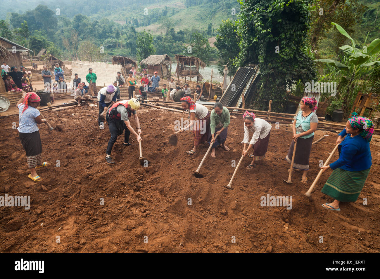 Robert Hahn aide les habitants de grade a télévision plate-forme pour une nouvelle maison à Ban Phak Kung, le Laos. Banque D'Images