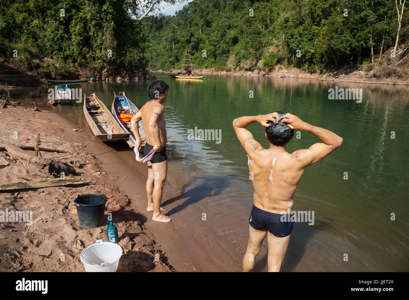 Les travailleurs chinois se baignent comme un appareil de forage core recueille des échantillons dans une constriction de la rivière Nam Ou barrage où # 7 est prévu pour la construction, à l'intérieur de Phou Den Din zone protégée nationale, le Laos (malgré la charte Sino Hydro ne pas modifier les parcs nationaux du pays avec leur développement de l'hydroélectricité). Banque D'Images