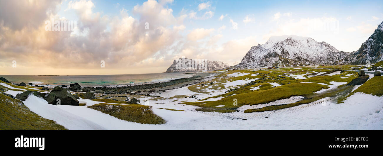 Valley avec l'herbe et la neige dans les fjords norvégiens Banque D'Images