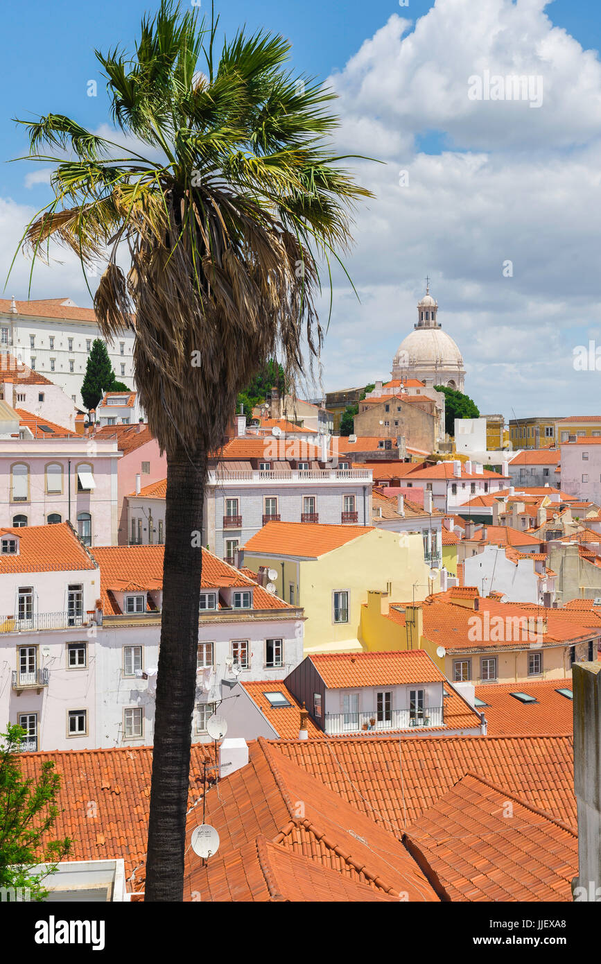 Lisbonne Alfama, vue en été de la vieille ville de Lisbonne Alfama quartier, avec l'église de Sao Vicente de Fora s'élevant au-dessus des rues, Portugal Banque D'Images