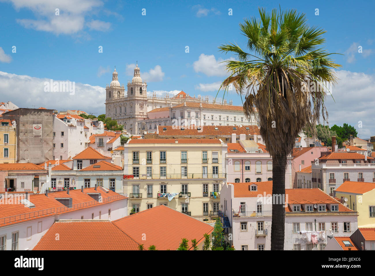 Alfama Lisbonne, vue sur les toits de la vieille ville de Lisbonne, Alfama, avec l'église de São Vicente de Fora passant au-dessus des rues, Portugal Banque D'Images