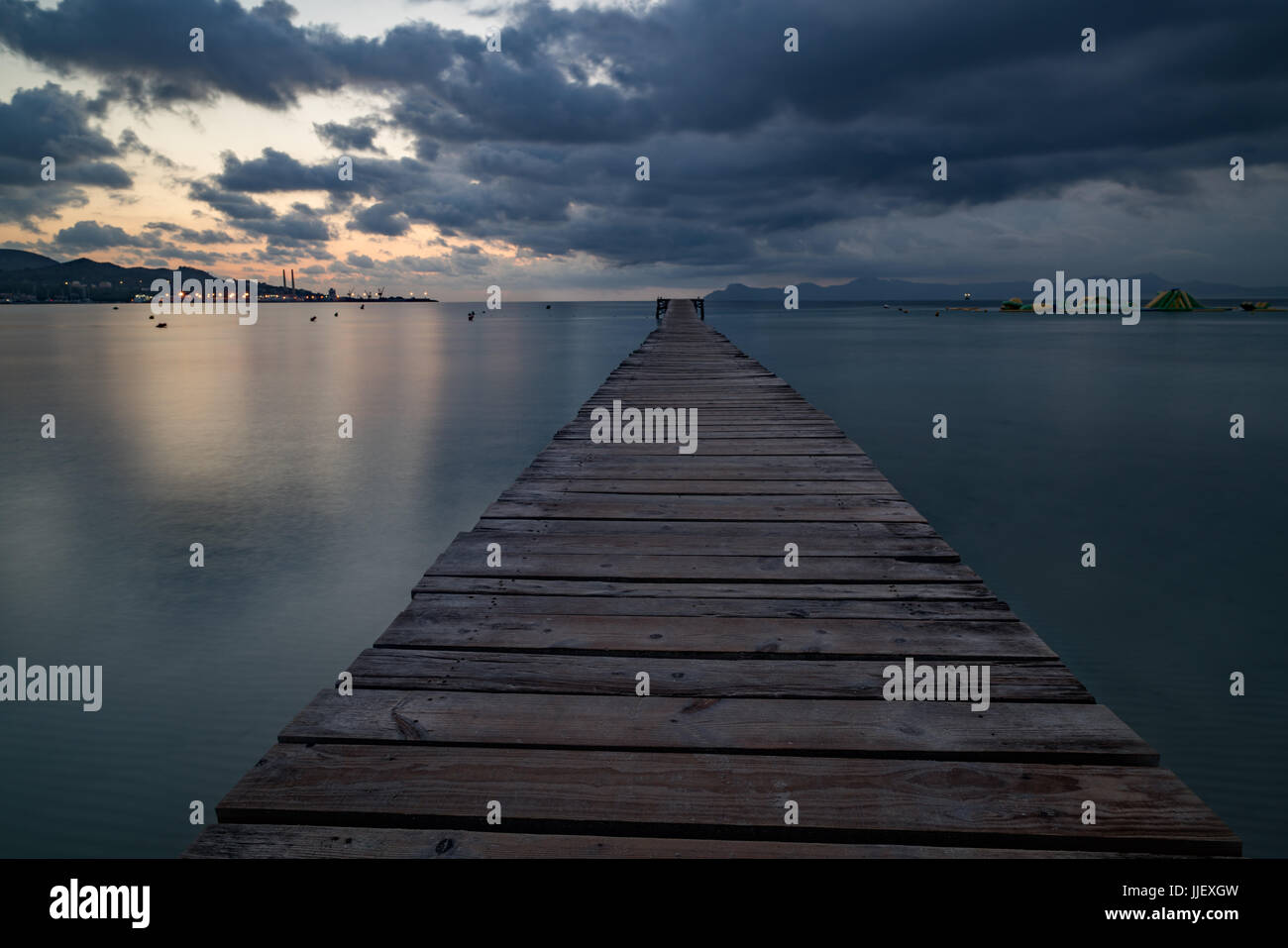 Coucher du soleil sur une plage de sable fin et d'une jetée en bois, Panorama Banque D'Images