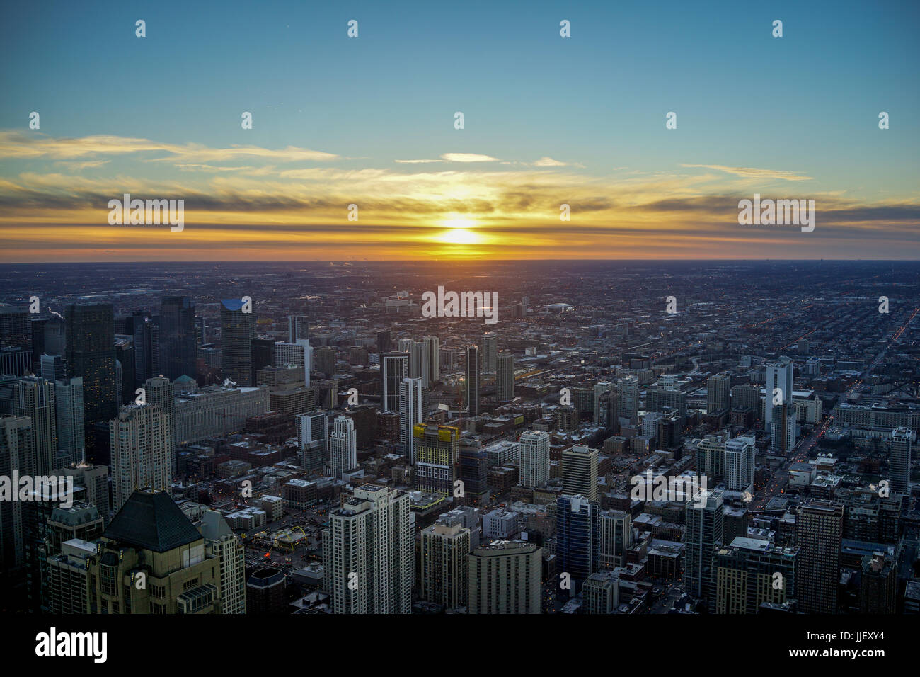 Chicago Skyline Coucher du Soleil avec ciel crépusculaire et le lac Michigan à Nuit Banque D'Images