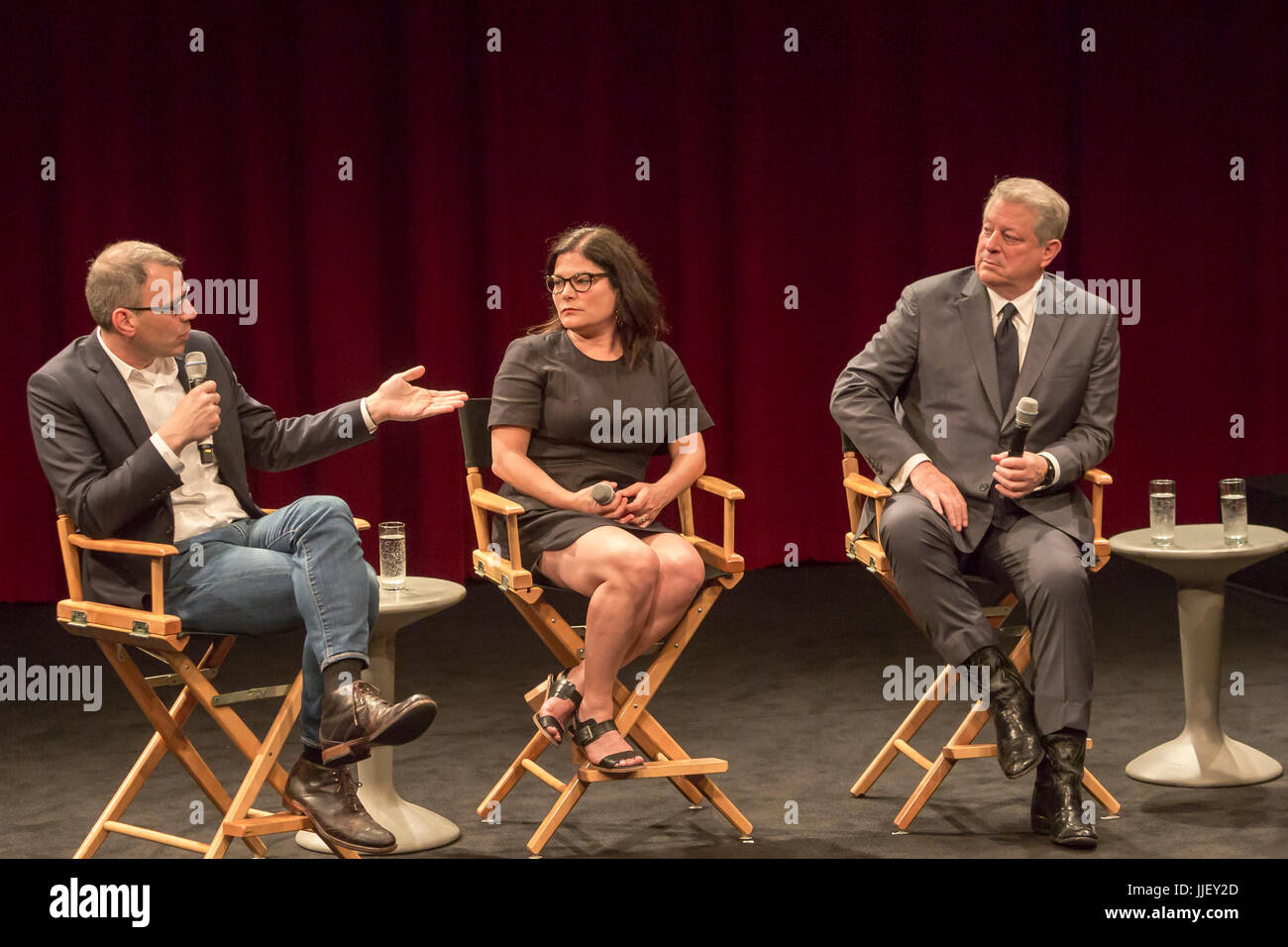 New York City, United States. 18 juillet, 2017. Le 19 juillet 2017, la Guilde des producteurs d'Amérique a tenu une avant-première projection d 'un inconvénient Suite : La vérité au pouvoir," un film réalisé par Bonni Cohen et Jon Shenk à propos de l'ancien Vice-président Al Gore's mission continue de lutter contre le changement climatique. Les cinéastes et M. Gore a tenu une des Q&A. (De g. à d. Jon Shenk, Bonni Cohen, Al Gore) Le film s'ouvre à l'échelle nationale le 4 août 2017 Crédit : Michael Nigro/Alamy Live News Banque D'Images