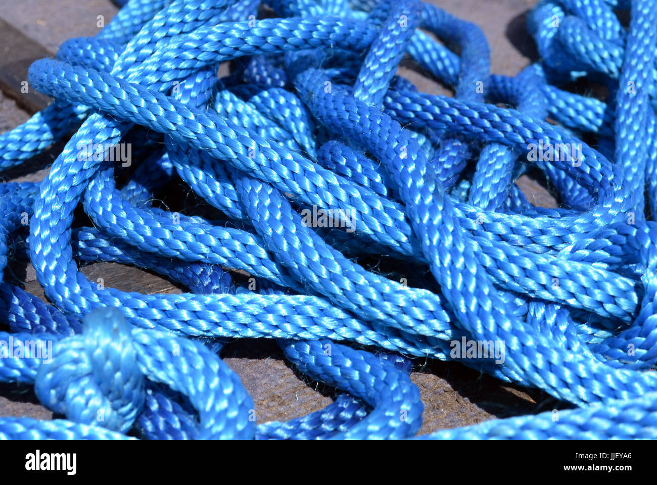 Bateau texturé bleu corde corde de pose en bobines. Banque D'Images