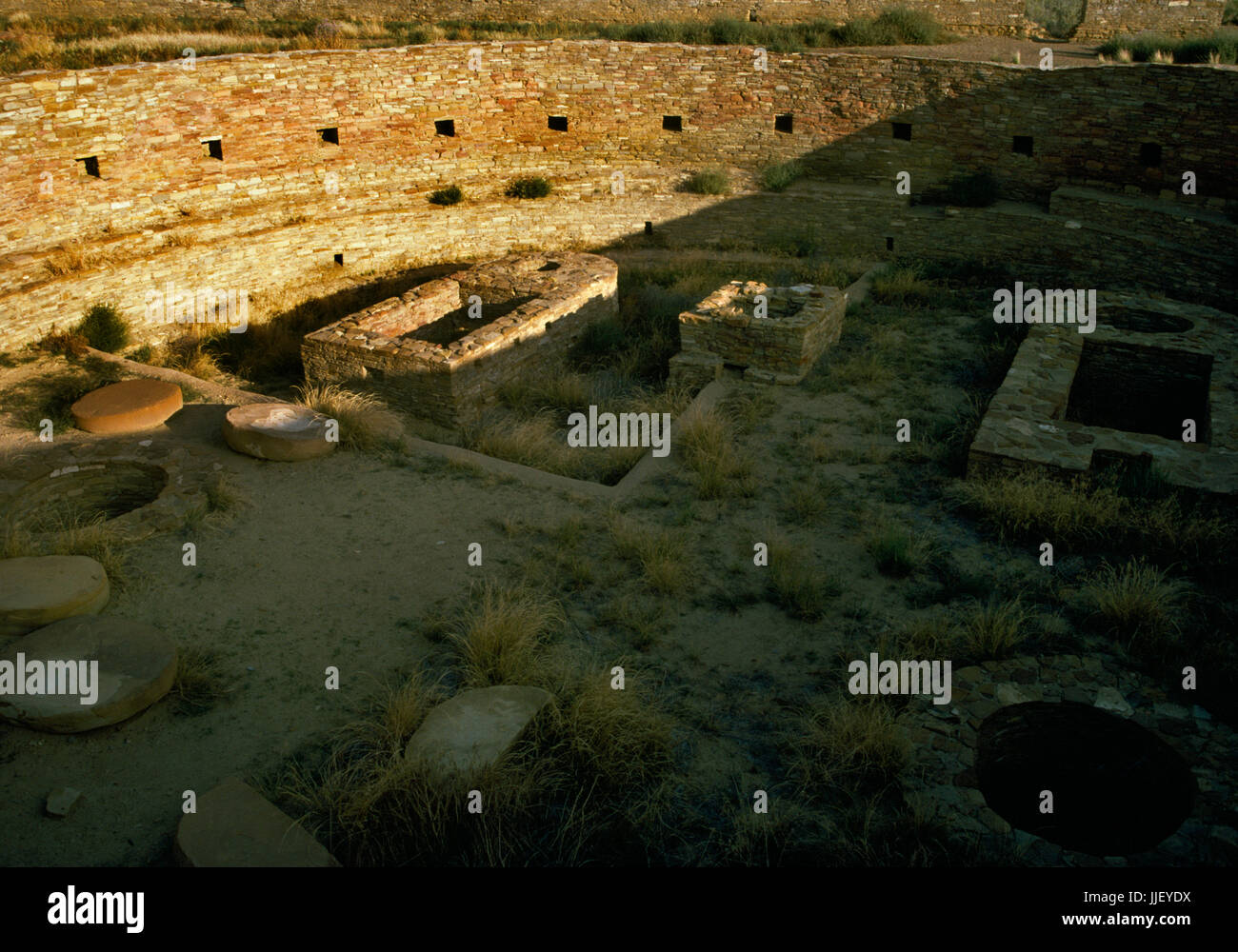 Vue intérieure SE de la grande kiva à Chetro Ketl Pueblo, Chaco Canyon, Nouveau Mexique : une circulaire, chambre souterraine utilisée par les Anasazi pour des cérémonies. Banque D'Images