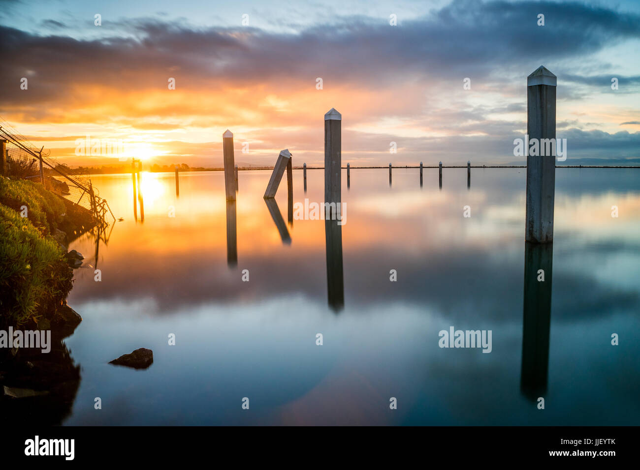 Pieux Dock dans la baie de San Francisco au lever du soleil, en Californie, l'Amérique, USA Banque D'Images