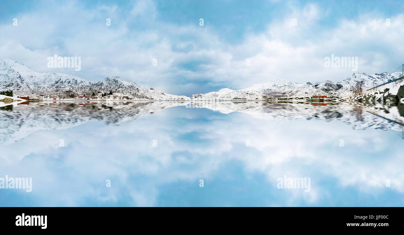 Reflet de la montagne dans la neige et nuages dans le lac Banque D'Images