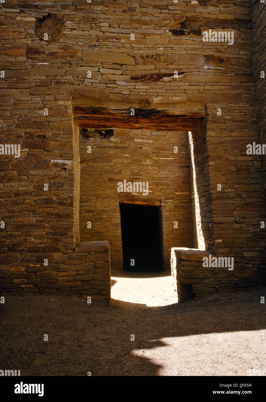 En forme de T et les embrasures rectangulaires au rez-de-chaussée de la SE roomblock de Pueblo Bonito Anasazi à plusieurs étages great house, Chaco Canyon, Nouveau Mexique. Banque D'Images