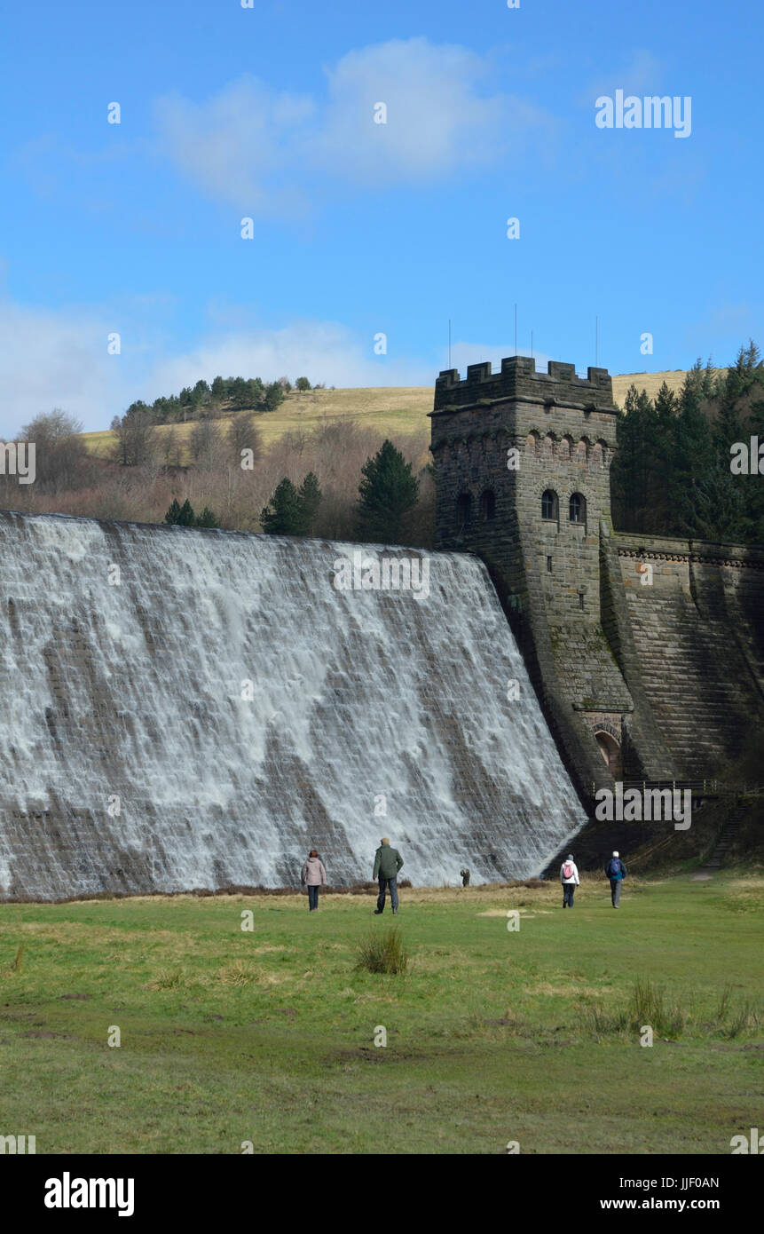 L'eau s'écoule plus de mur de barrage à Derwent et ladybower réservoirs, Sheffield, Yorkshire, Angleterre, Royaume-Uni Banque D'Images
