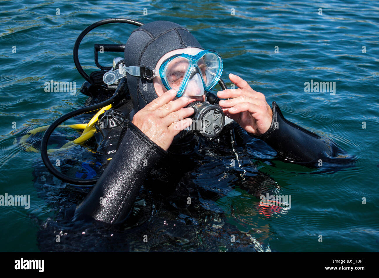 Un plongeur en essayant de respirer par le régulateur pour la première fois Banque D'Images