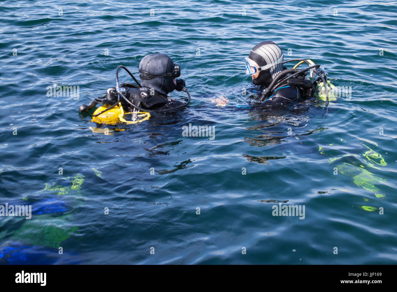 Un plongeur s'dernières instructions avant la plongée Banque D'Images