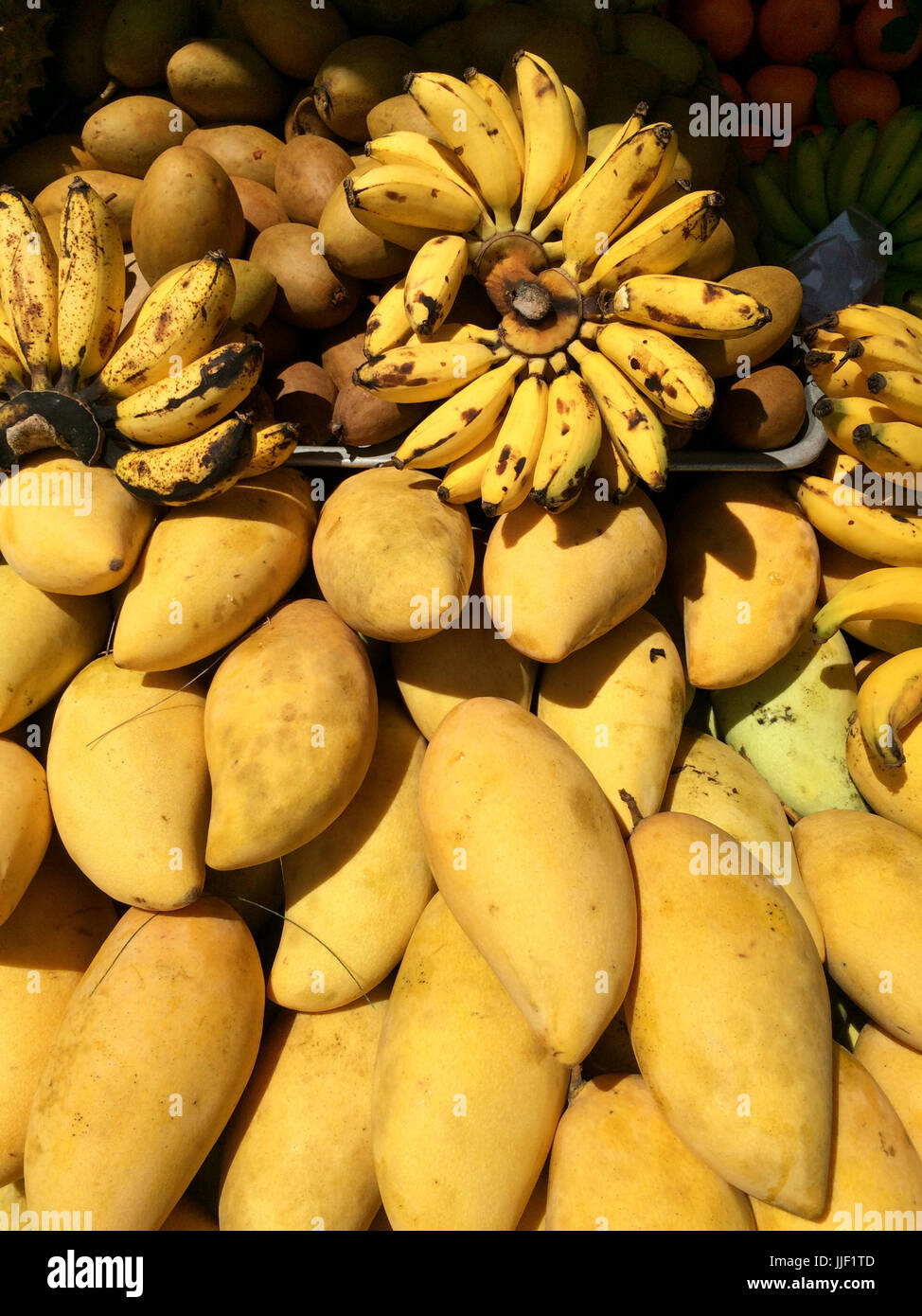 Les bananes et les mangues dans un marché, Phuket, Thailand Banque D'Images