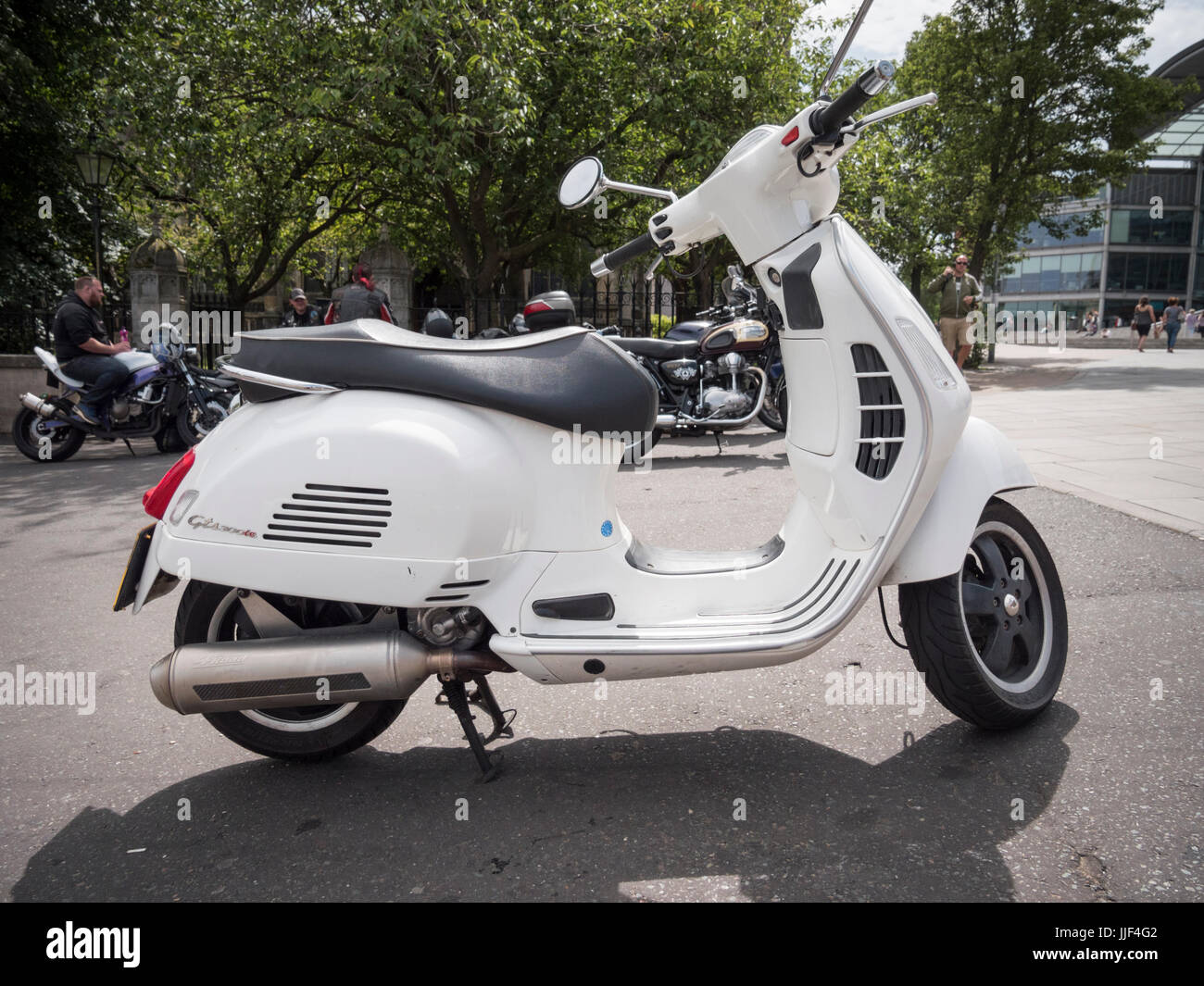 Un scooter Vespa blanc stationné à Norwich UK Photo Stock - Alamy
