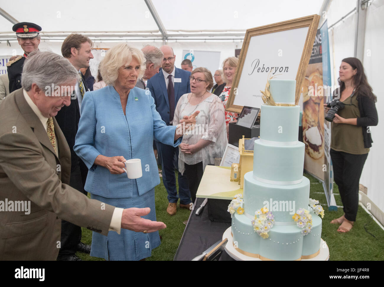 La Duchesse De Cornouailles Se Penche Sur Le Citron Et Sureau Cornish L Un Des Gateaux Highgrove House Et L Autre Un Niveau 5 Pour Representer La Tenue De Mariage De La Duchesse De