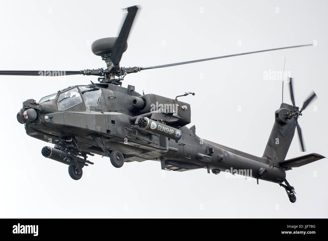 Un hélicoptère Bell AH-64 Apache pendant son vol de démonstration à RIAT 2017 Banque D'Images