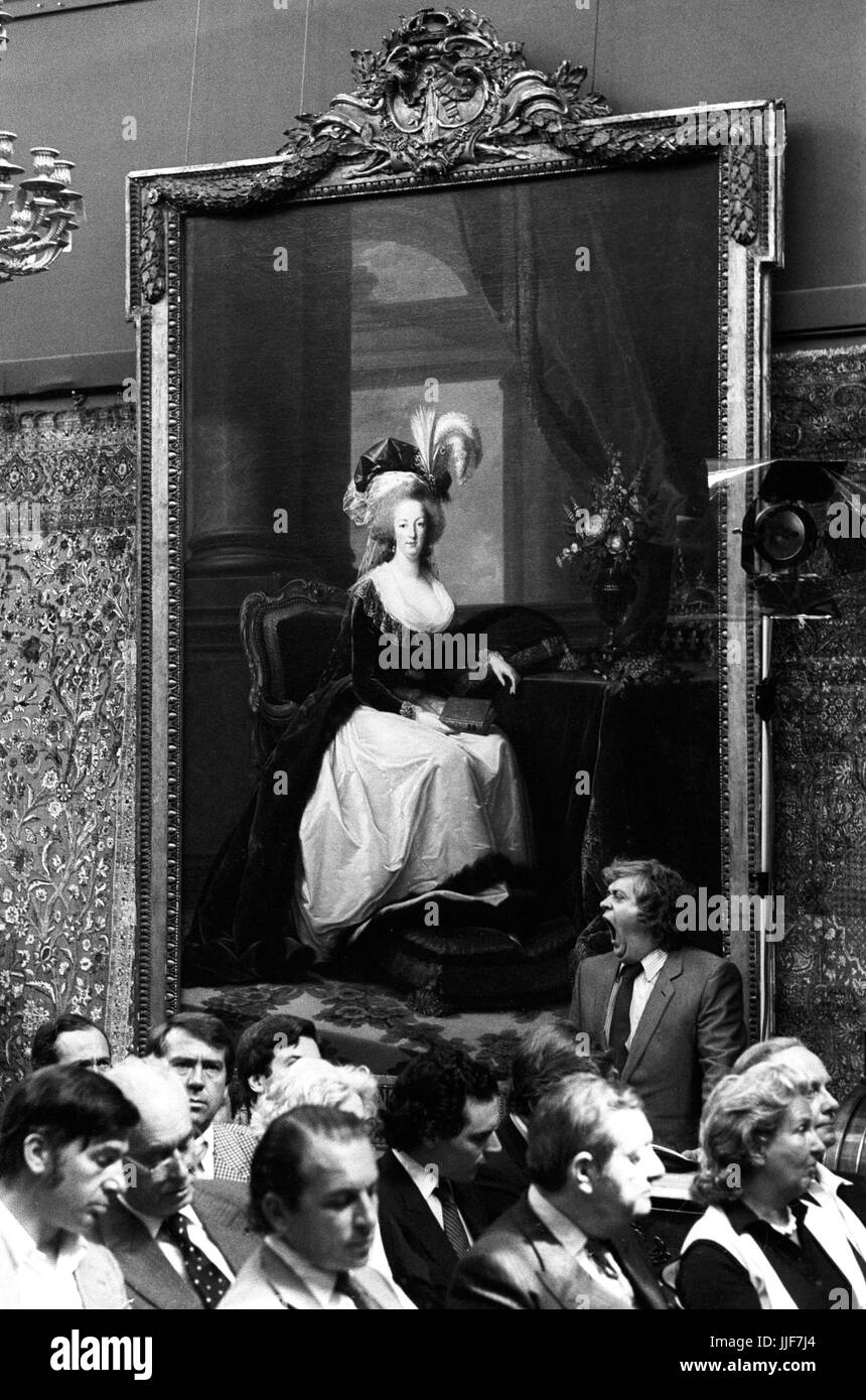 Un bâillement d'un moins de spectateurs intéressés (r), debout devant le portrait de Marie-Antoinette, peint par Elisabeth Vigee Le Brun en 1783. C'était la dernière de son portrait peint dans sa vie et a été vendu aujourd'hui à Sotheby's pour 150 000 € à un acheteur privé. Banque D'Images