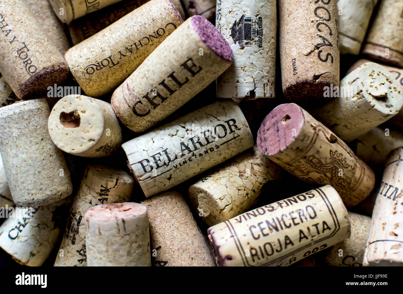Bouchons utilisés dans une pile, à partir de différentes bouteilles de vin. Banque D'Images