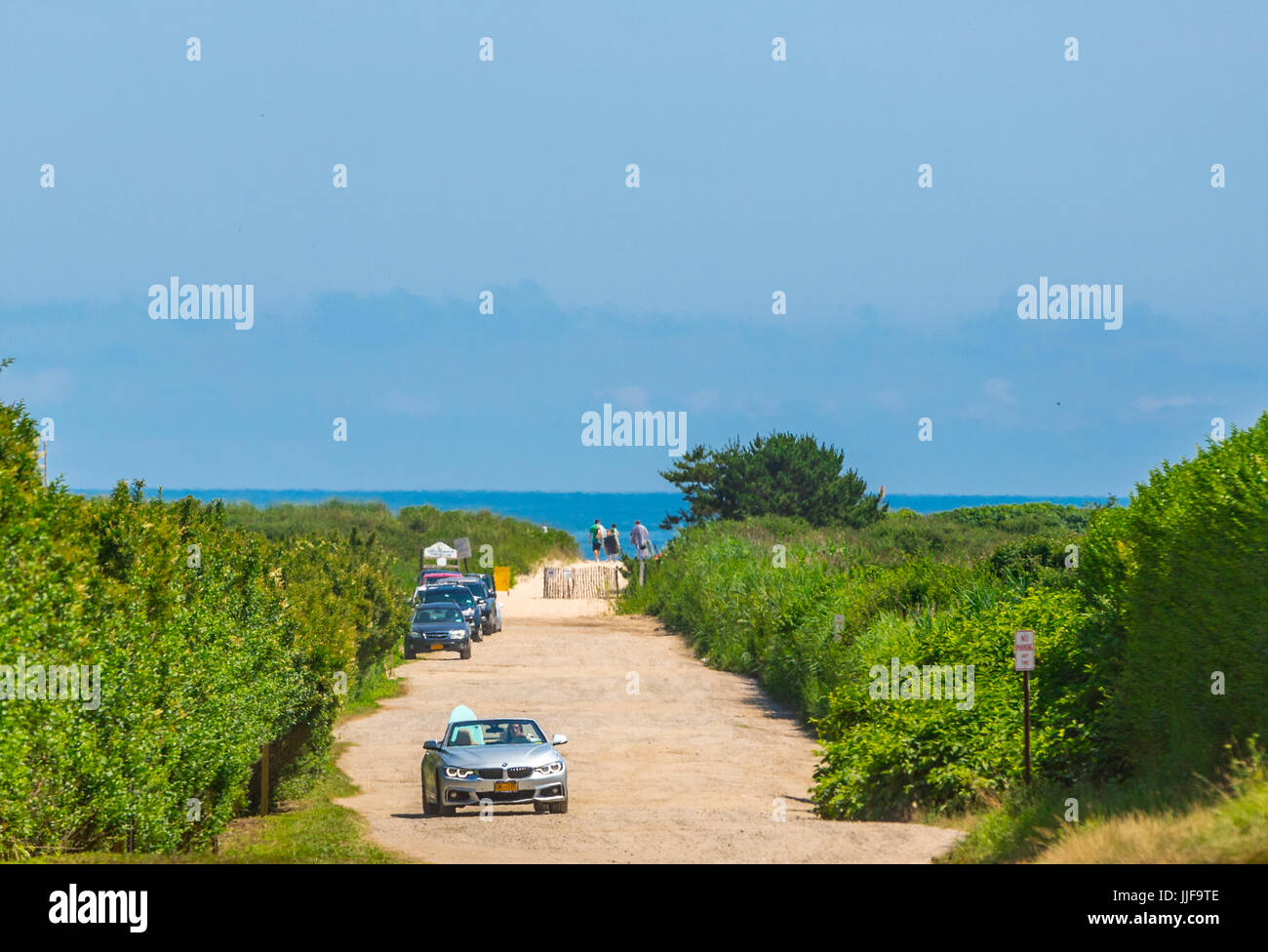 Peters pond beach et route d'accès avec BMW avec un surf, sagaponack, ny Banque D'Images