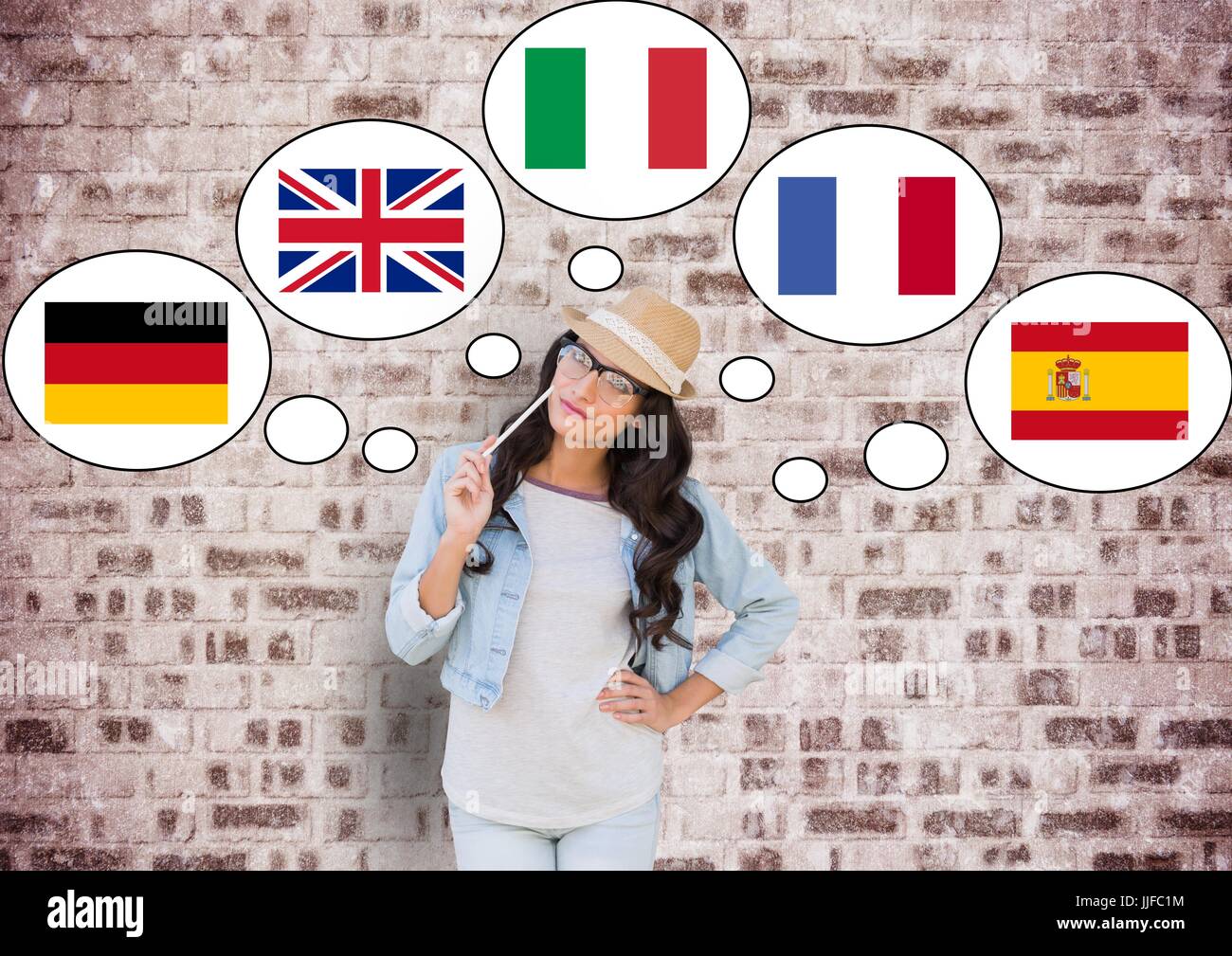 Digital composite de jeune femme heureuse pensant dans les principales langues. Mur de briques Banque D'Images