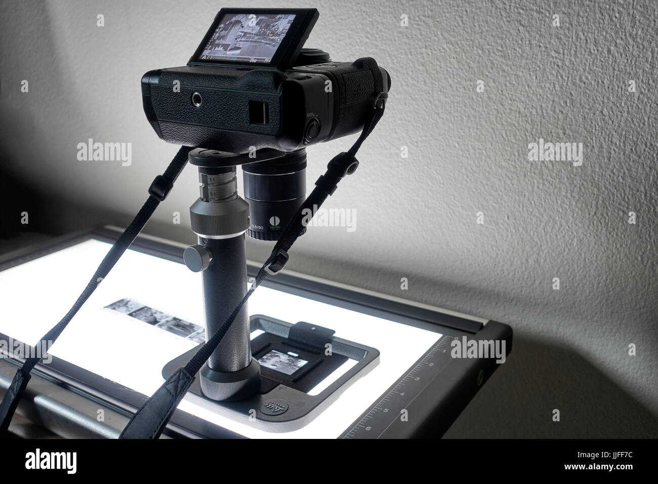 Configuration de la copie et de la numérisation de film. Leica Beoon et appareil photo numérique utilisés pour numériser des films photographiques. Scanner de film, panneau du boîtier d'éclairage. Équipement Banque D'Images