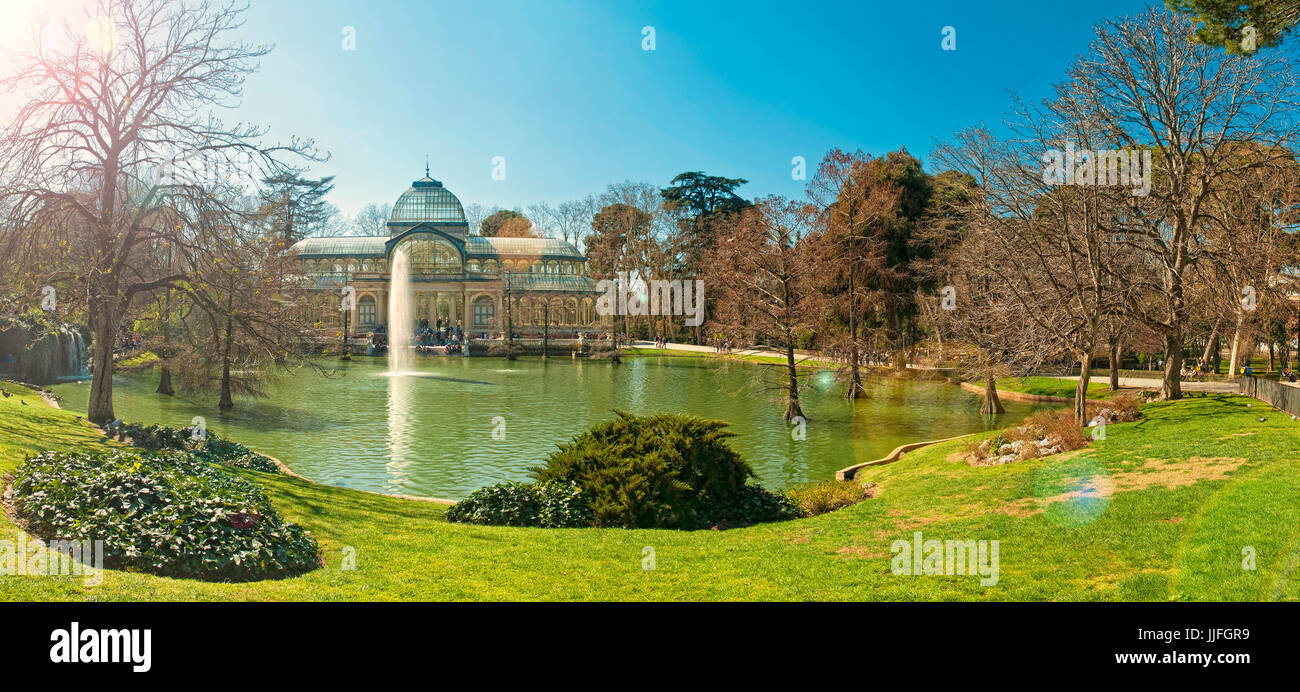 Vue panoramique horizontal de Buen Retiro Park avec étang, fontaine et le Palais de Cristal aux beaux jours du printemps, Madrid, Espagne Banque D'Images