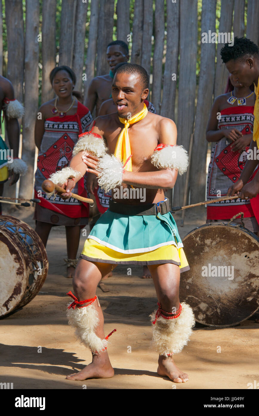 L'homme Tribal dance traditionnelle au rythme de tambours Mantenga Cultural Village Swaziland Afrique du Sud Banque D'Images