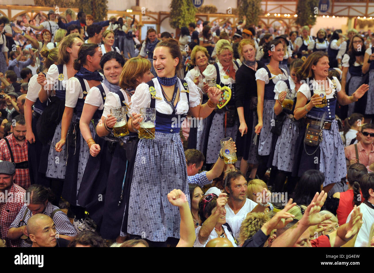 Les serveuses célébrer la fin de l'Oktoberfest avec la traditionnelle finale à l'intérieur de l'Hofbraeu tente à l'Oktoberfest de Munich, Allemagne, 03 octobre 2011. Après 17 jours, le 178ème Oktoberfest prend fin. Photo : FELIX HOERHAGER dans le monde d'utilisation | Banque D'Images